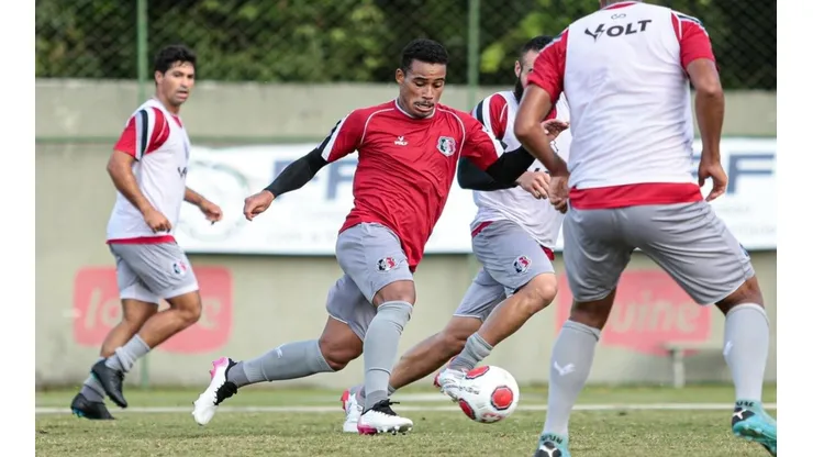Rafael Melo/Santa Cruz - Marcos Martins, no fundo, e Humberto (com a bola) jogadores do Santa Cruz