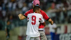 Foto: Diogo Reis/AGIF - Torcedores invadiram o gramado em jogo da Copinha entre São Paulo e Palmeiras