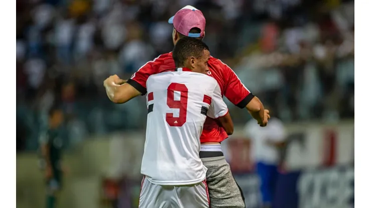 Foto: Diogo Reis/AGIF - Torcedores invadiram o gramado em jogo da Copinha entre São Paulo e Palmeiras
