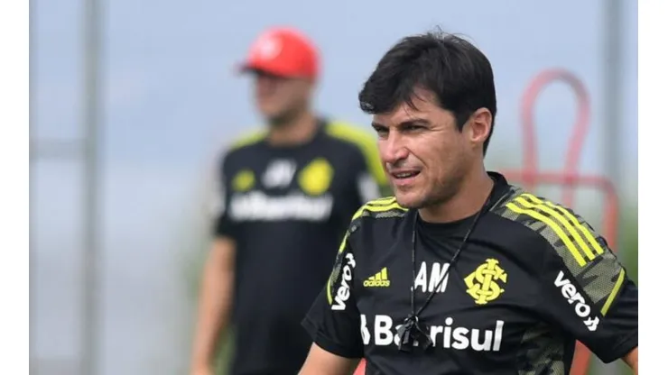 Foto: (Site Oficial Internacional/Ricardo Duarte) - Alexander Medina, técnico do Internacional, deve ganhar um reforço de peso
