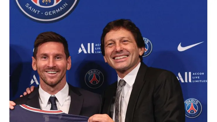 - Leonardo ao lado de Messi