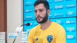 Foto: (John Wesley/Paysandu) / Thiago Coelho concedeu sua primeira coletiva como jogador do Paysandu nesta quarta (5)
