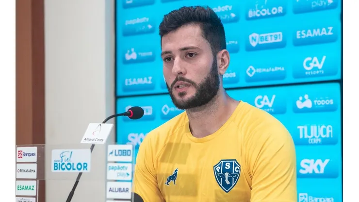 Foto: (John Wesley/Paysandu) / Thiago Coelho concedeu sua primeira coletiva como jogador do Paysandu nesta quarta (5)