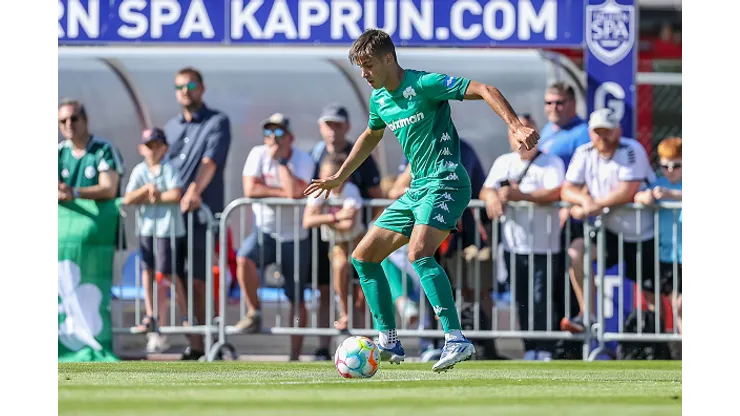 Georgios Vagiannidis of Panathinaikos between Bayer Leverkusen