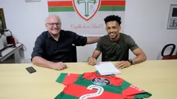 Luís Ricardo assinando contrato com a Portuguesa (Foto: Dorival Rosa/Portuguesa)