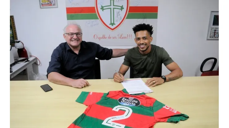 Luís Ricardo assinando contrato com a Portuguesa (Foto: Dorival Rosa/Portuguesa)