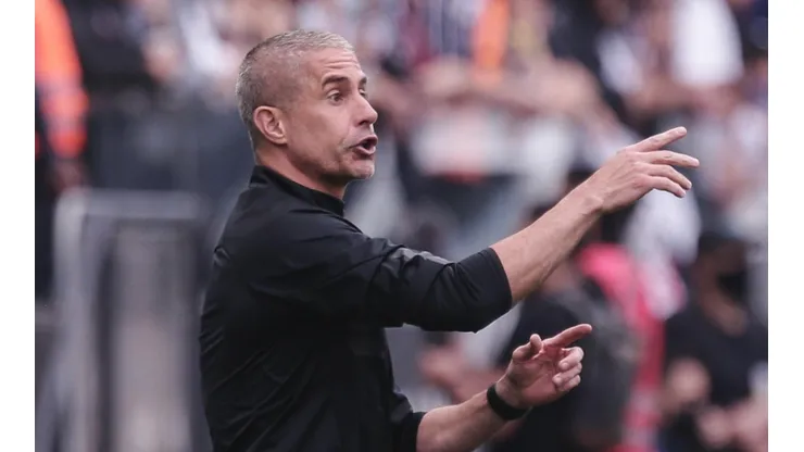 Sylvinho ainda não conta com Willian 100% (Foto: Ettore Chiereguini/AGIF)