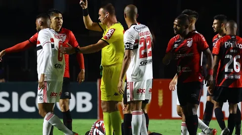 Foto: Marcello Zambrana/AGIF - O lateral Reinaldo, do São Paulo, recebeu apenas amarelo após lance com Kayzer