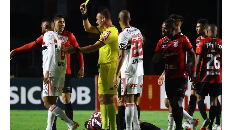 Foto: Marcello Zambrana/AGIF - O lateral Reinaldo, do São Paulo, recebeu apenas amarelo após lance com Kayzer