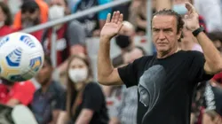 Foto: Robson Mafra/AGIF - Cuca em ação na partida diante do Athletico-PR