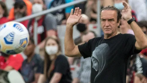 Foto: Robson Mafra/AGIF - Cuca em ação na partida diante do Athletico-PR