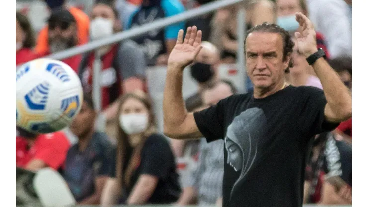 Foto: Robson Mafra/AGIF - Cuca em ação na partida diante do Athletico-PR