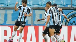 Jogadores do Grêmio comemoram gol contra o RB Bragantino (Foto: Pedro H. Tesch/AGIF)