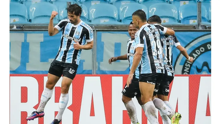 Jogadores do Grêmio comemoram gol contra o RB Bragantino (Foto: Pedro H. Tesch/AGIF)