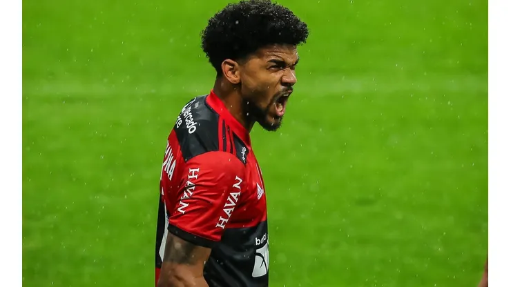 Foto: Pedro H. Tesch/AGIF - Bruno Viana está emprestado pelo Braga até dezembro, mas final da Libertadores pode mudar rumos de seu contrato