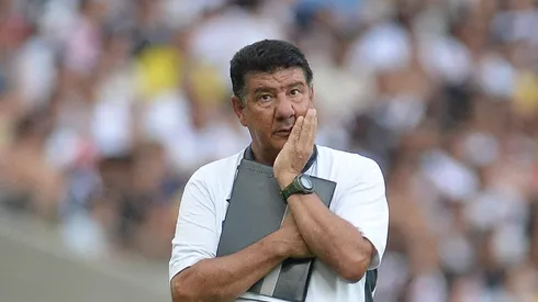 Joel Santana se rende a Wesley e critica postura do Vasco