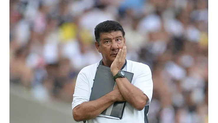 Joel Santana se rende a Wesley e critica postura do Vasco