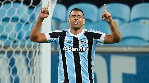 Diego Souza foi o autor do gol que deu a vitória ao Grêmio (Foto: Pedro H. Tesch/AGIF)