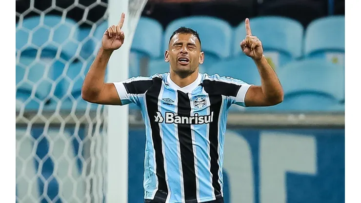 Diego Souza foi o autor do gol que deu a vitória ao Grêmio (Foto: Pedro H. Tesch/AGIF)