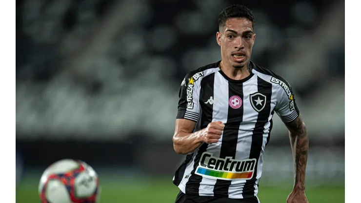 Hugo está próxima de assinar renovação com o Botafogo (Foto: Jorge Rodrigues/AGIF)