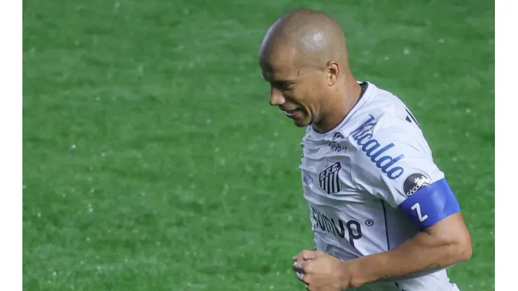 Carlos Sánchez atravessa mau momento no Santos e deve começar o jogo contra o Flu no banco de reservas (Foto: Marcello Zambrana/AGIF)