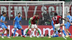 Rafael Leão chuta a bola que seria o gol do Milan na partida pela Champions League (Getty Images)