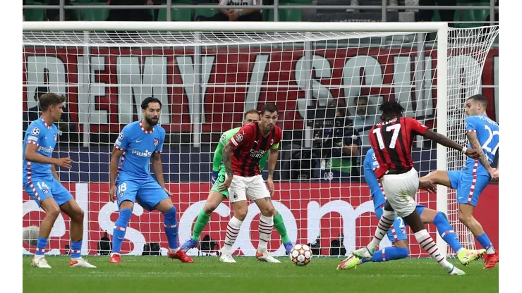 Rafael Leão chuta a bola que seria o gol do Milan na partida pela Champions League (Getty Images)