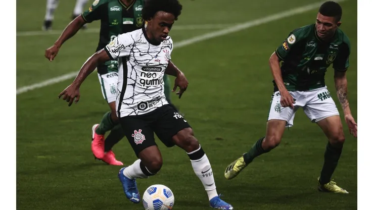 Willian reestreou com a camisa alvinegra depois de 14 anos longe do clube | Crédito: Ettore Chiereguini/AGIF