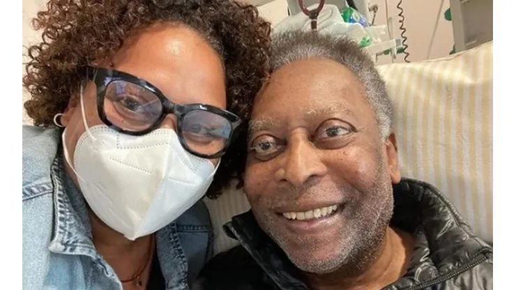 "Meus amigos, eu sigo me recuperando muito bem. Hoje eu recebi visitas de familiares e continuo sorrindo todos os dias. Obrigado por todo amor que recebo de vocês", escreveu o ídolo do futebol no sábado (18).