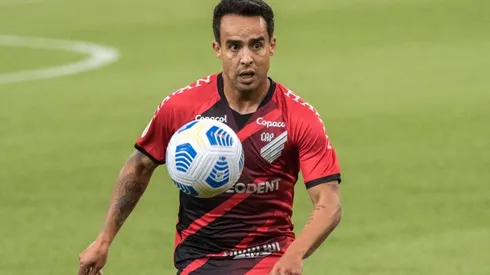 Athletico decide que Jadson não faz mais parte dos planos (Foto: Robson Mafra/AGIF)