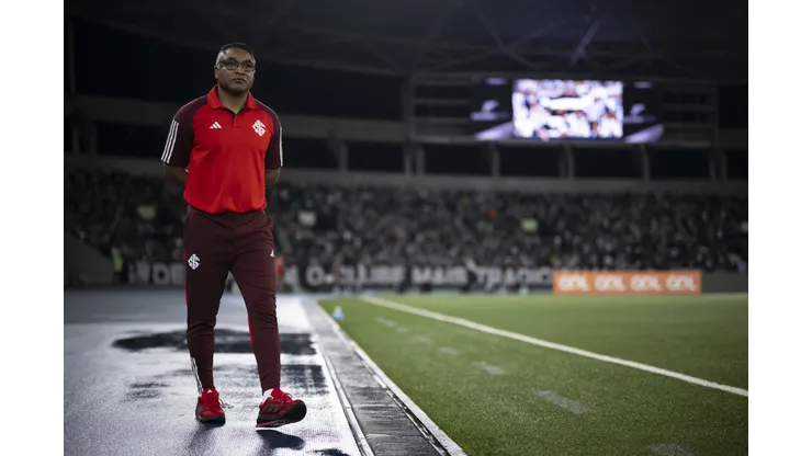 Roger técnico do Internacional durante partida contra o Botafogo no Engenhao