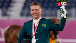 Na foto, o cavaleiro brasileiro Rodolpho Riskalla, que foi prata na prova individual de hipismo, mais cedo. (Foto: Getty Images)