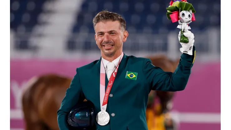 Na foto, o cavaleiro brasileiro Rodolpho Riskalla, que foi prata na prova individual de hipismo, mais cedo. (Foto: Getty Images)