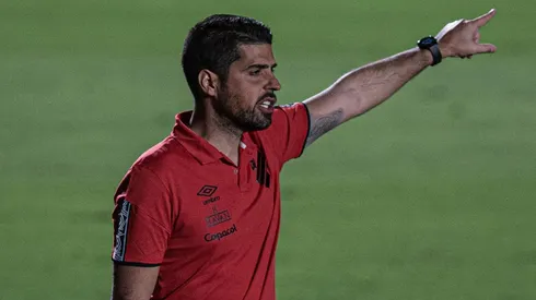 António: na bronca com a arbitragem (Foto: Heber Gomes/AGIF)