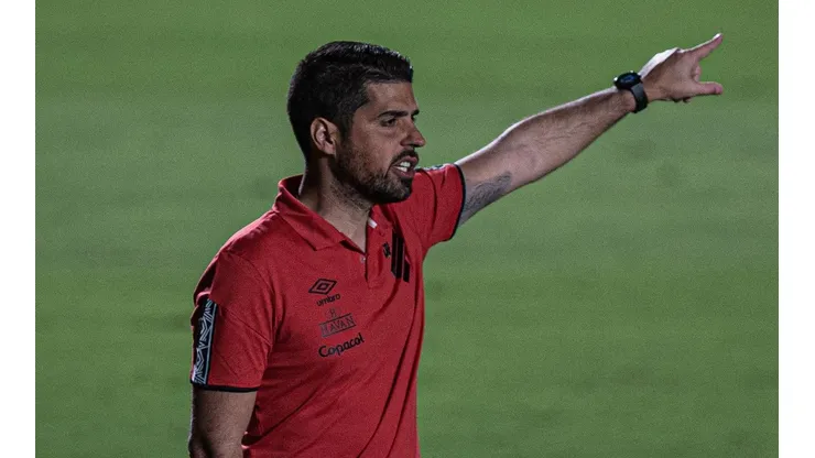 António: na bronca com a arbitragem (Foto: Heber Gomes/AGIF)
