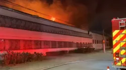 Galpão que pegou fogo não era aberto ao público. Ninguém ficou ferido (Créditos: reprodução/Jornal Nacional)