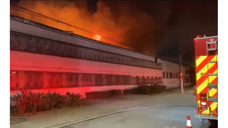 Galpão que pegou fogo não era aberto ao público. Ninguém ficou ferido (Créditos: reprodução/Jornal Nacional)