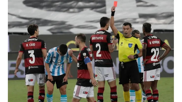 Rodrigo Caio foi expulso na última Libertadores que o Flamengo disputou (Foto: Getty Images)