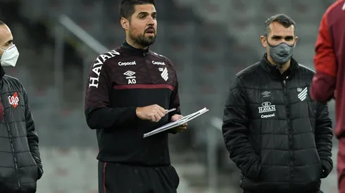 António: elogios aos jovens que vêm ganhando espaço (Foto: Gustavo Oliveira/athletico.com.br/Divulgação)