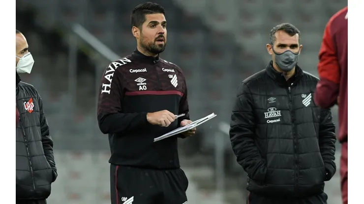 António: elogios aos jovens que vêm ganhando espaço (Foto: Gustavo Oliveira/athletico.com.br/Divulgação)