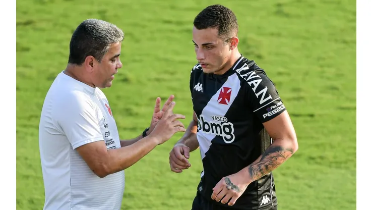 Expulsão do meia atrapalhou os planos do Vasco - Foto: Thiago Ribeiro/AGIF.