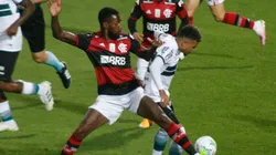 Coritiba e Flamengo, em campo pelo Brasileirão (Foto: Gabriel Machado/AGIF)