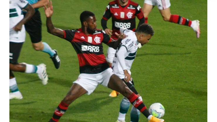 Coritiba e Flamengo, em campo pelo Brasileirão (Foto: Gabriel Machado/AGIF)