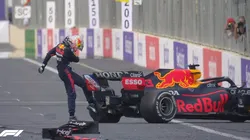 Max Verstappen mostra descontentamento com o carro após pneu furar