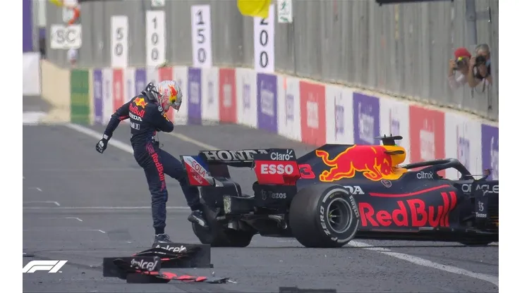 Max Verstappen mostra descontentamento com o carro após pneu furar