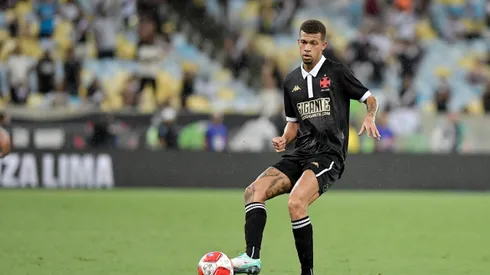 Zagueiro em ação pelo Gigante da Colina