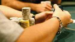 No poker Omaha Hold'em High, cada jogador recebe quatro cartas