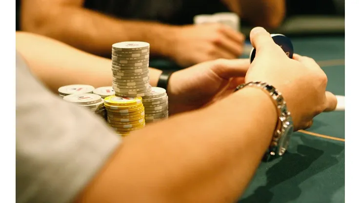 No poker Omaha Hold'em High, cada jogador recebe quatro cartas