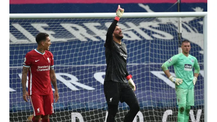Alisson marcou nos acréscimos o gol da vitória do Liverpool sobre o West Bromwich (Foto: Getty Images)
