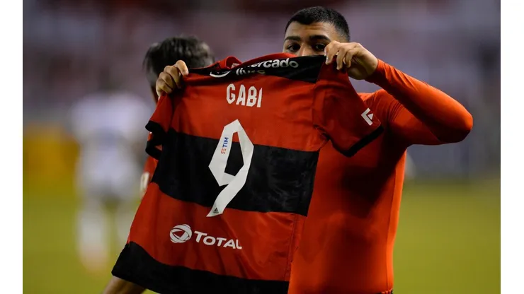 Gabriel comemora o gol que deu a vitória ao Flamengo (Foto: Getty Images)